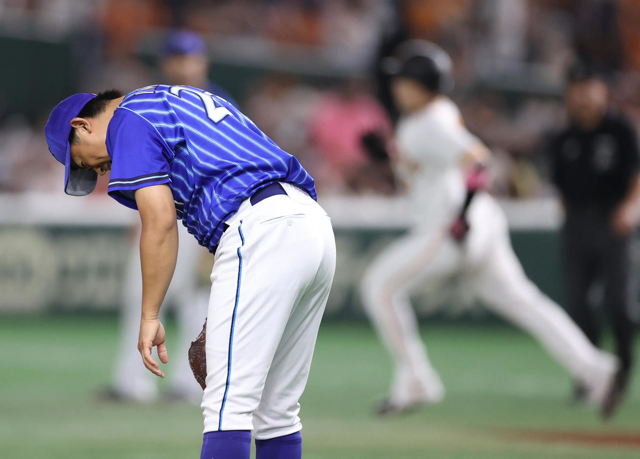 巨人対DeNA 6回裏巨人1死、丸（後方）にソロ本塁打を打たれ、うなだれるDeNA先発今永（撮影・狩俣裕三）