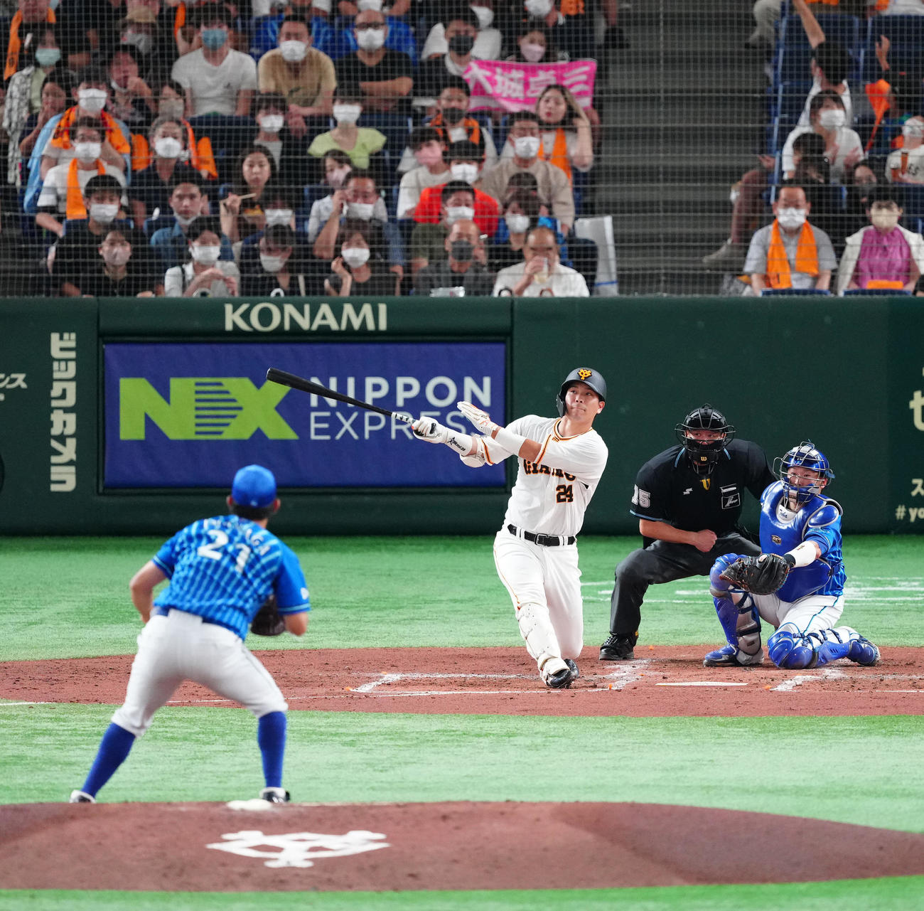 巨人対DeNA 2回裏巨人2死一塁、右越えに勝ち越し2点本塁打を放つ大城。投手今永（撮影・江口和貴）