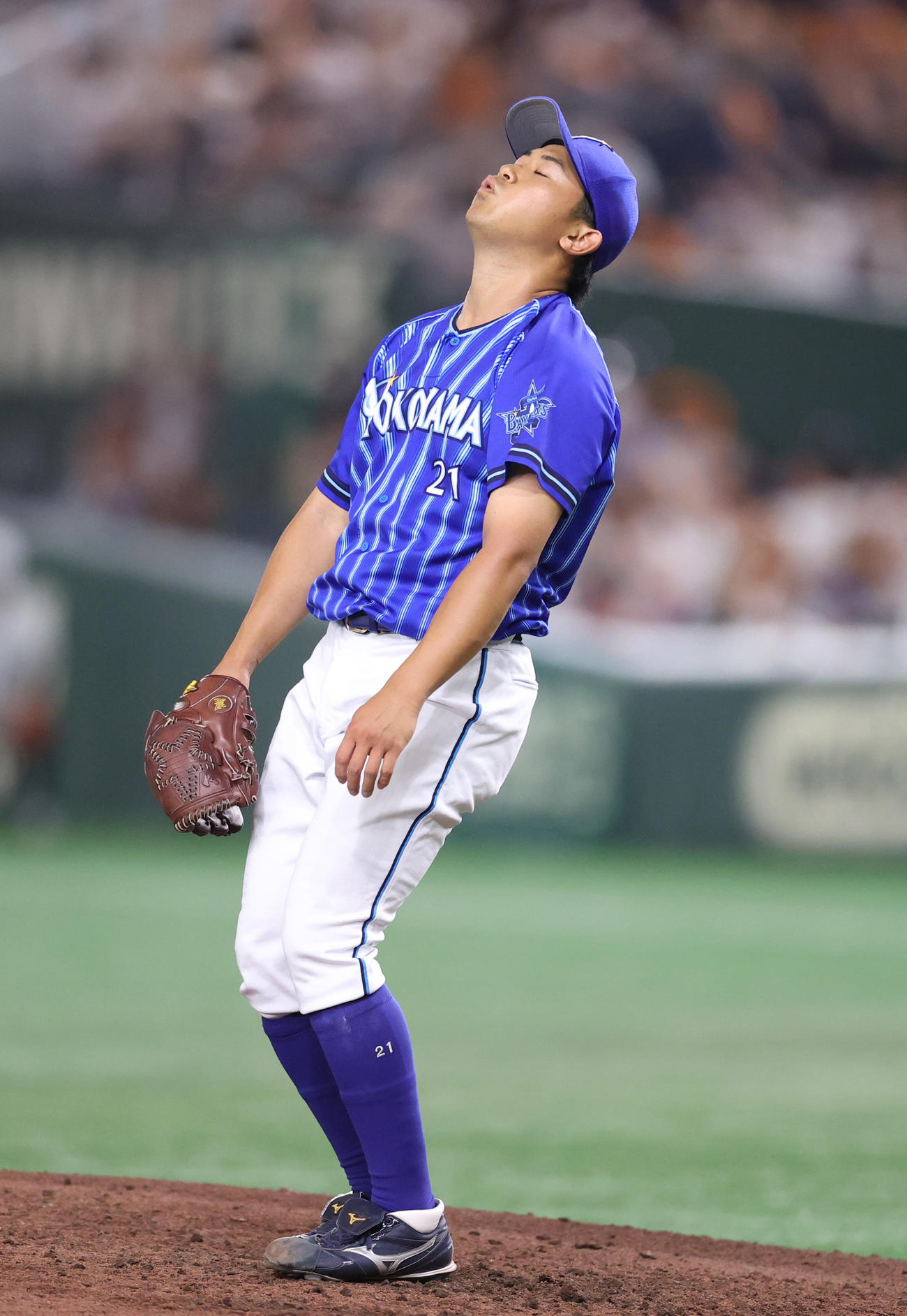 巨人対DeNA 4回裏巨人2死、ポランコにソロ本塁打を打たれ、マウンドでのけぞり悔しがる今永（撮影・狩俣裕三）
