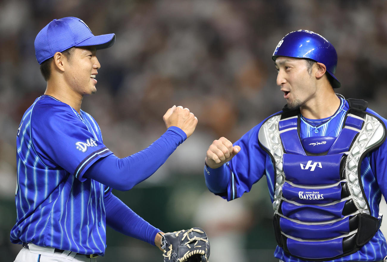 巨人対DeNA 8回裏を抑え、伊藤（右）とタッチを交わす楽天から移籍後初登板のDeNA3番手の森原（撮影・狩俣裕三）