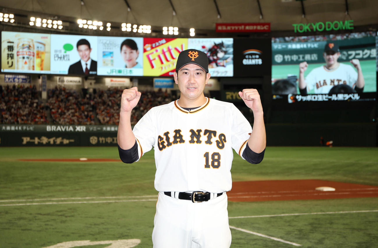 巨人対DeNA　ヒーローインタビュー後、ガッツポーズで記念撮影する菅野（撮影・狩俣裕三）