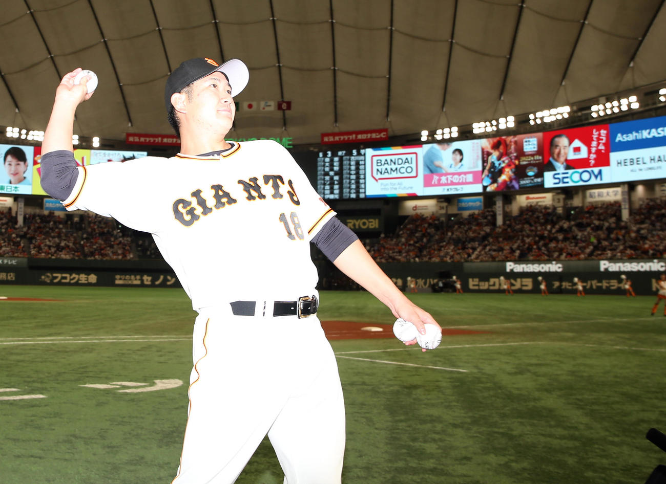 巨人対DeNA　ヒーローインタビュー後、サインボールを投げ入れる菅野（撮影・狩俣裕三）