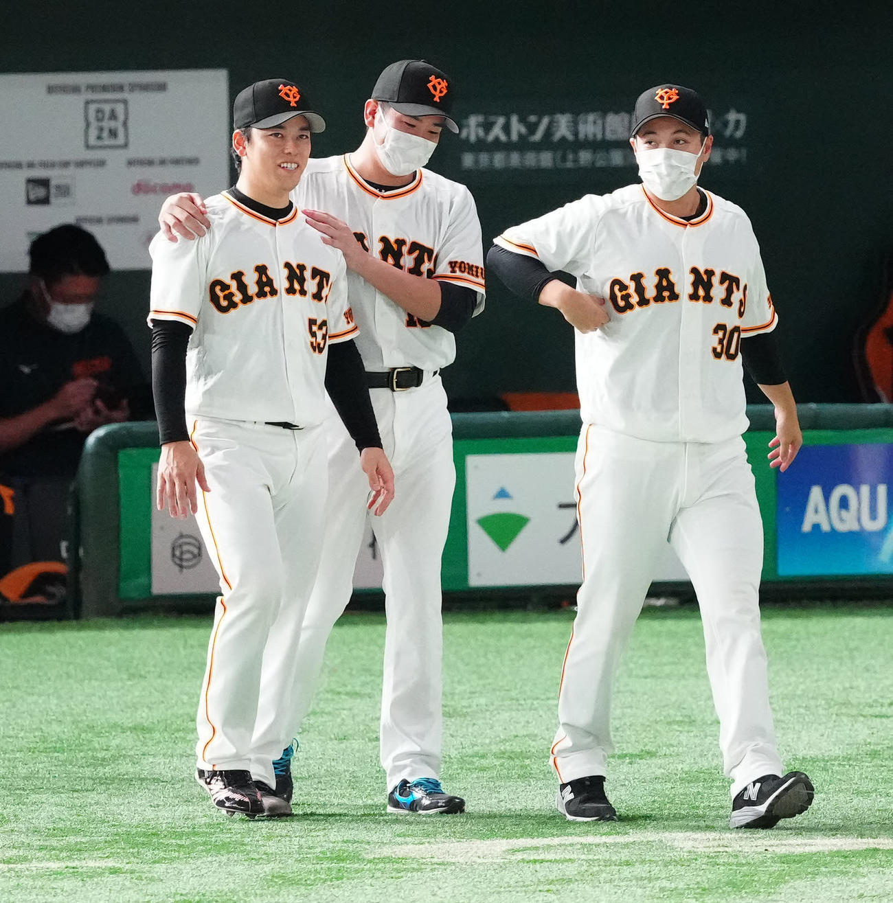 巨人対DeNA　試合後、巨人投手陣と勝利を喜ぶ菅野（中央）。左は高梨、右は鍵谷（撮影・江口和貴）