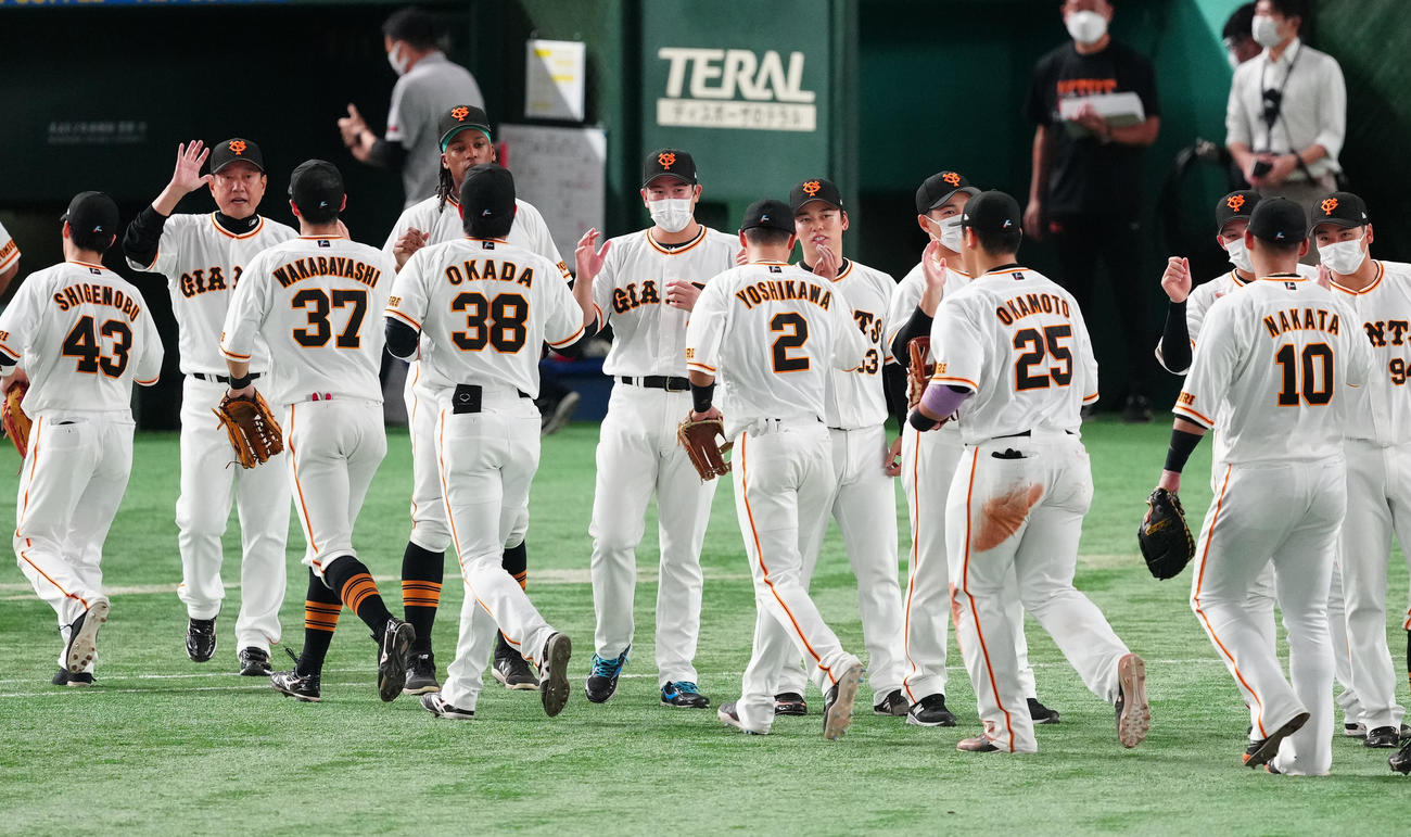 巨人対DeNA　試合後、チームメートを出迎える巨人菅野（左から6人目）（撮影・江口和貴）