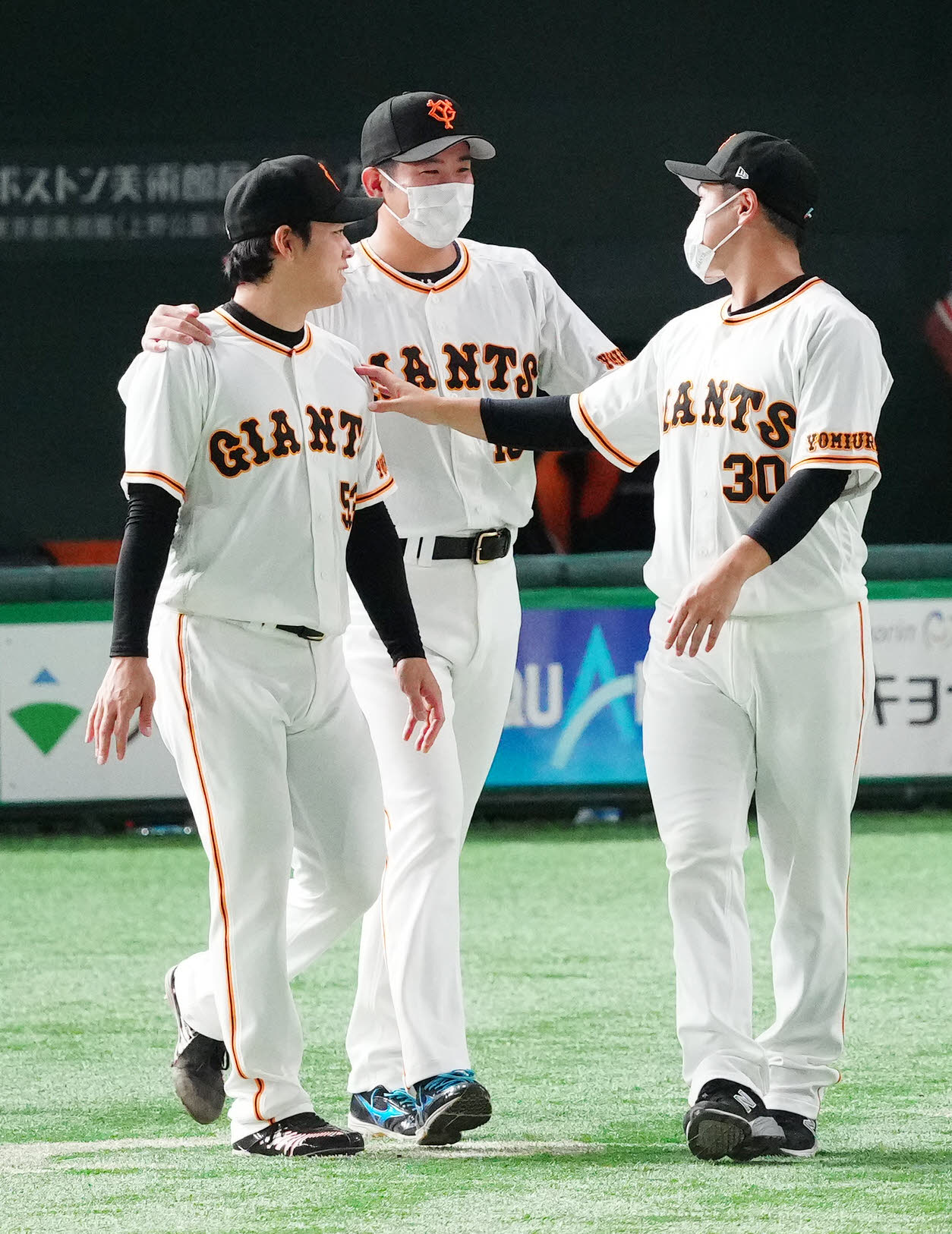 巨人対DeNA　試合後、巨人投手陣と勝利を喜ぶ菅野（中央）。左は高梨、右は鍵谷（撮影・江口和貴）