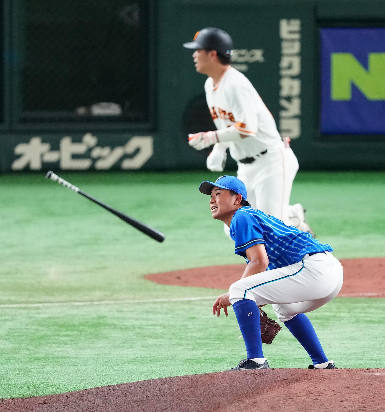 巨人対DeNA 2回裏巨人2死一塁、大城（後方）に勝ち越し2点本塁打を浴びる今永（撮影・江口和貴）