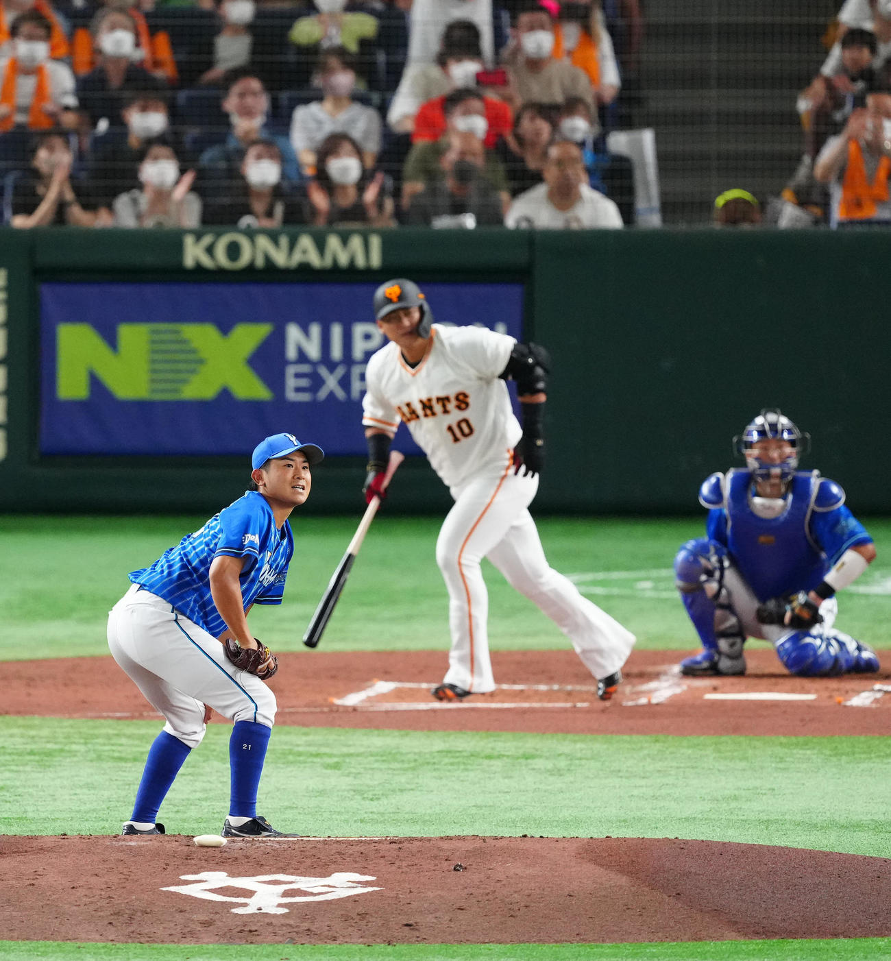 巨人対DeNA 2回裏巨人無死、中田（後方左）に同点ソロ本塁打を浴びる今永（撮影・江口和貴）