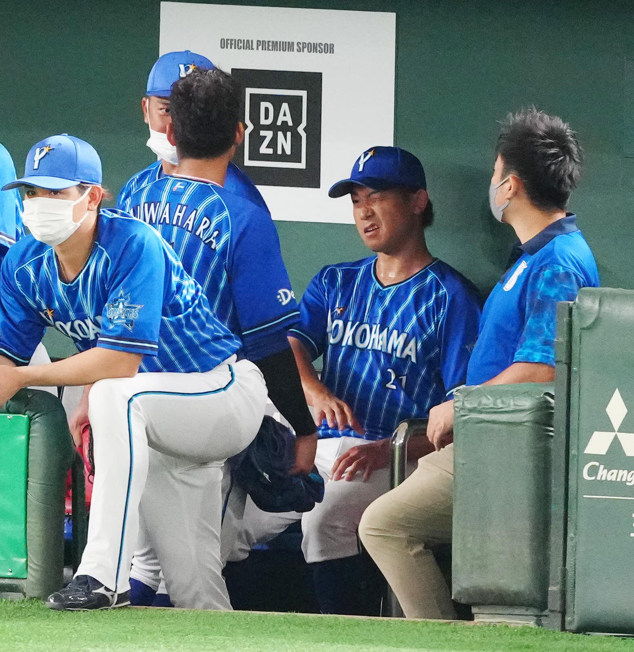 巨人対DeNA 6回裏終了後、ベンチで厳しい表情のDeNA先発今永（右から2人目）（撮影・江口和貴）