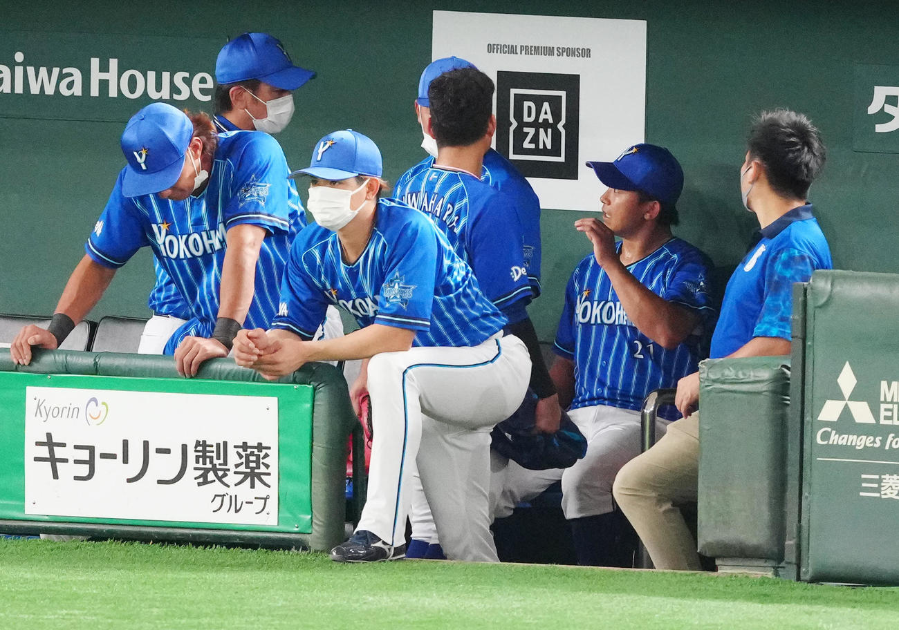 巨人対DeNA 6回裏終了後、DeNA三浦監督（左奥）から声をかけられる先発の今永（右から2人目）（撮影・江口和貴）