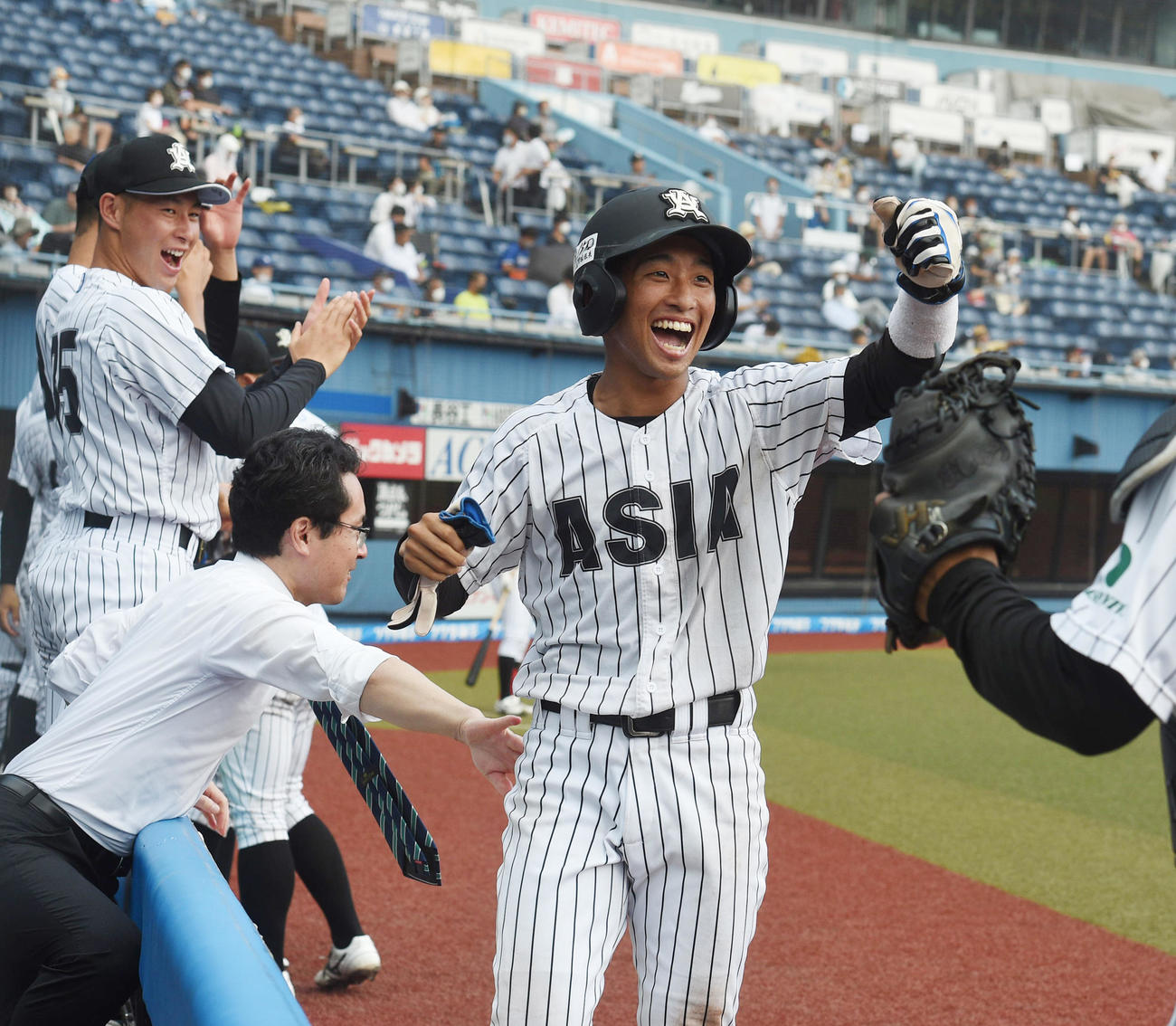 中大対亜大　5回裏亜大1死三塁、和久本の左前適時打で三塁走者田中幹が生還する（撮影・柴田隆二）