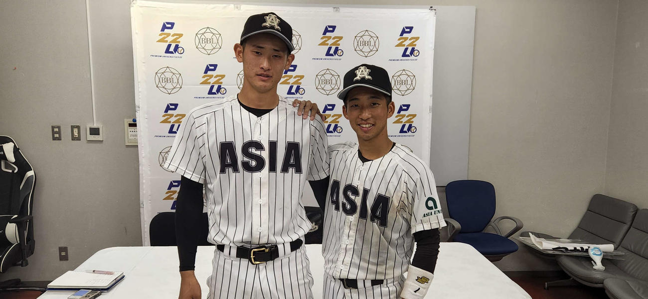 中大対亜大　公式戦初先発で完封勝利の（写真左から）草加と、2安打1打点とけん引きした田中（撮影・保坂淑子）