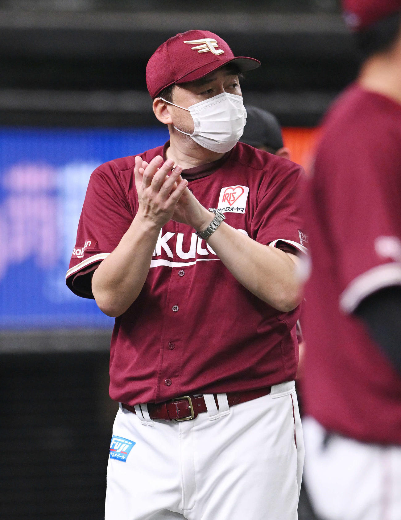 西武対楽天　7回表に2点適時二塁打を放った楽天小深田に拍手を送る石井GM兼監督（撮影・滝沢徹郎）
