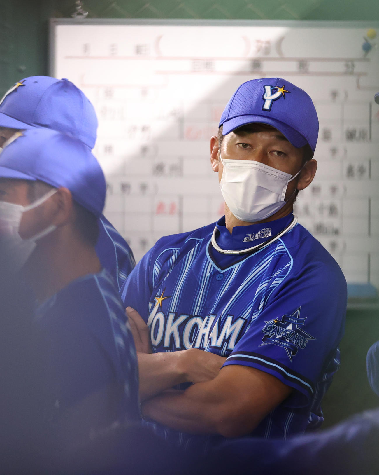 巨人対DeNA 9回表、厳しい表情の三浦監督（撮影・狩俣裕三）