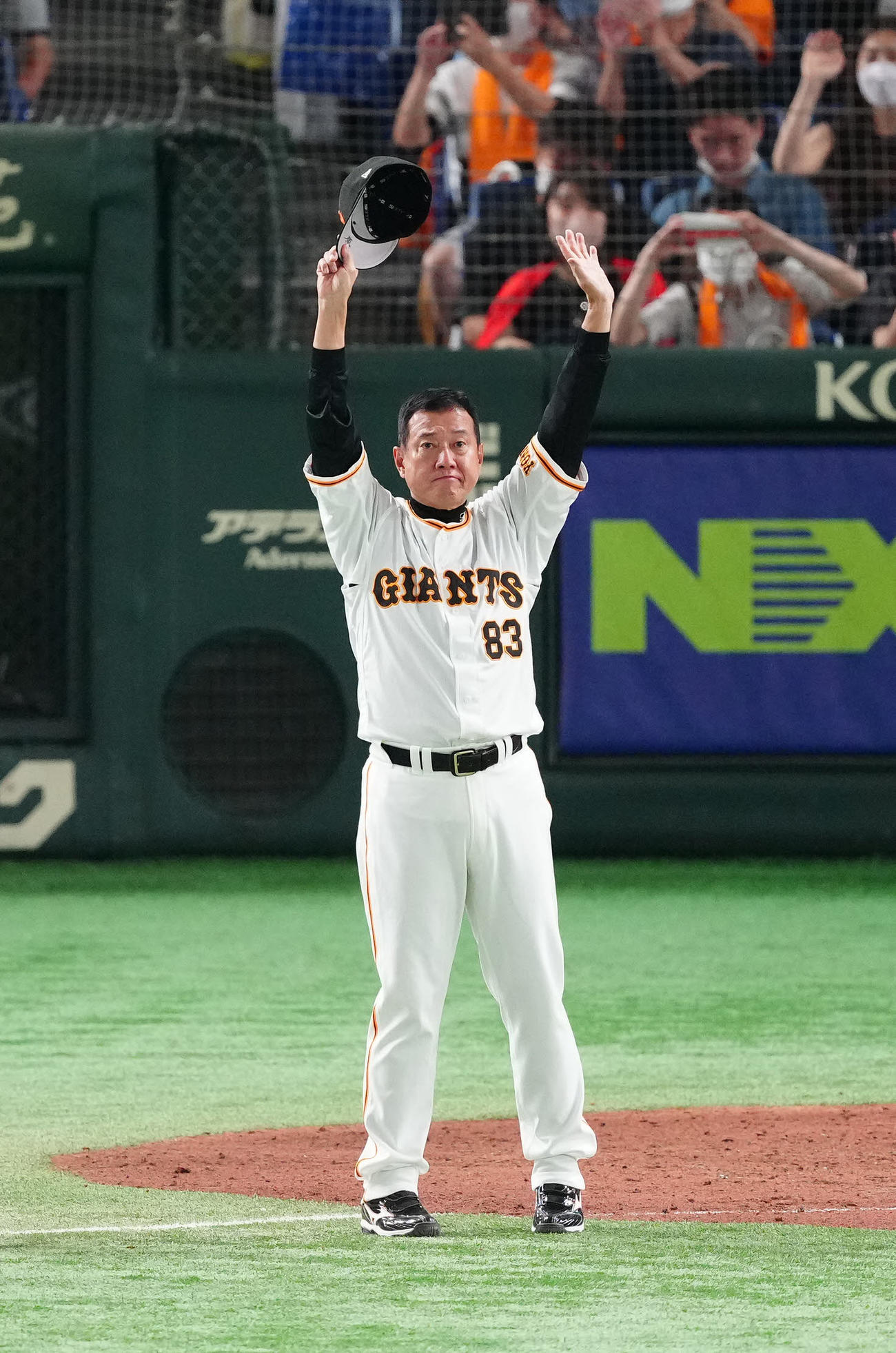 巨人対DeNA　試合後、ファンにあいさつする巨人原監督（撮影・江口和貴）