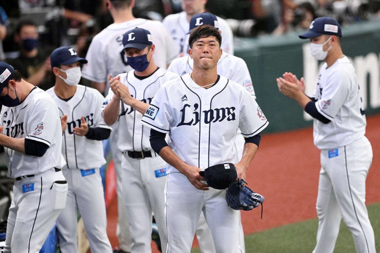 西武対楽天　引退試合の投球を終えた西武内海（手前）はベンチ前で感極まる（撮影・滝沢徹郎）