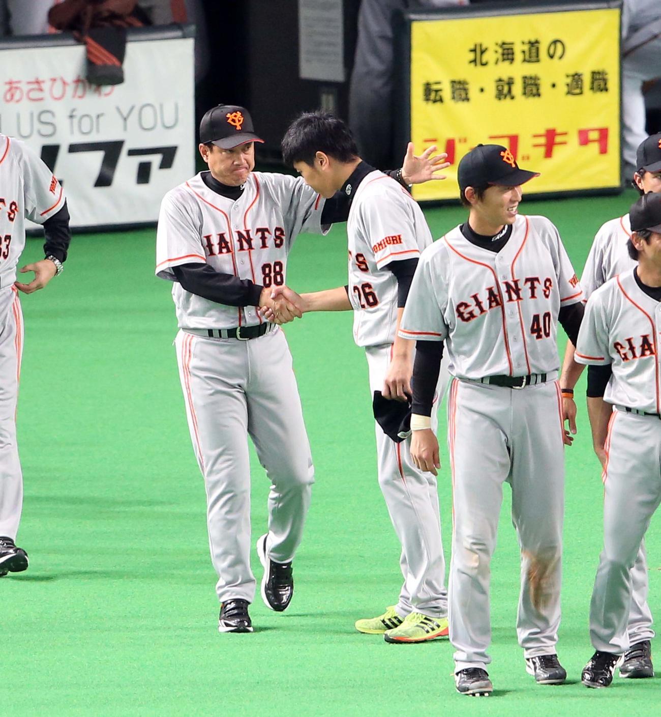 日本シリーズ2012第5戦　日本ハム対巨人　中4日登板で、日本一に王手をかけ、原監督（左）とがっちり握手する内海（2012年11月1日撮影）