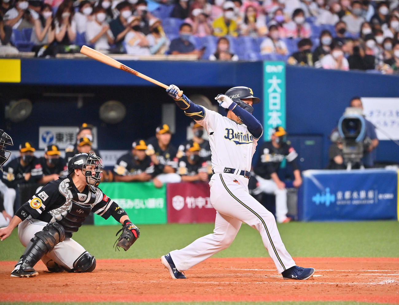 オリックス対ソフトバンク　9回裏オリックス2死一、二塁、右前適時打を放つ吉田正（撮影・和賀正仁）