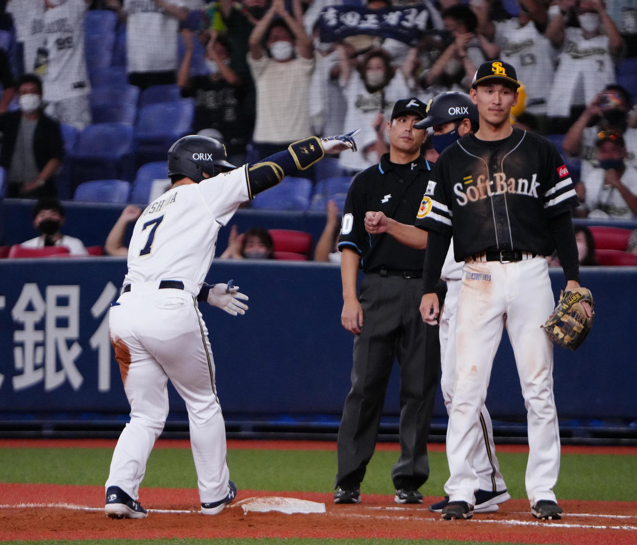 オリックス対ソフトバンク　9回裏オリックス2死一、二塁、右前に同点適時打を放つ吉田正（撮影・清水貴仁）