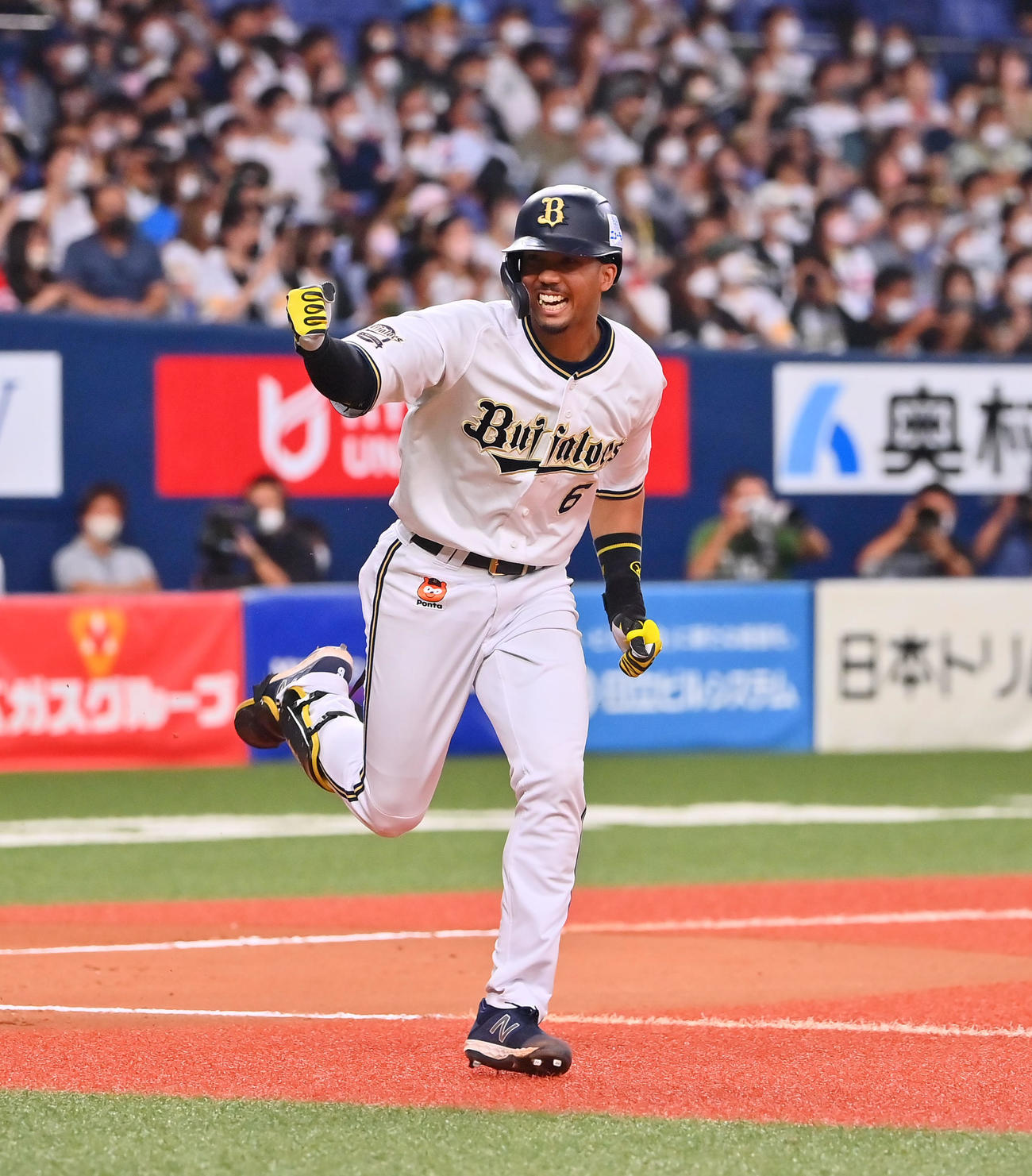 オリックス対ソフトバンク　10回裏オリックス2死満塁、中前にサヨナラ適時打を放った宗はガッツポーズ（撮影・和賀正仁）