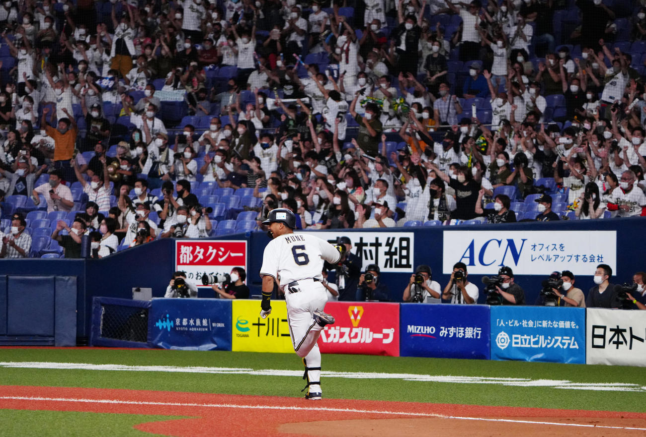 オリックス対ソフトバンク　10回裏オリックス2死満塁、中前にサヨナラ打を放つ宗佑磨（撮影・清水貴仁）