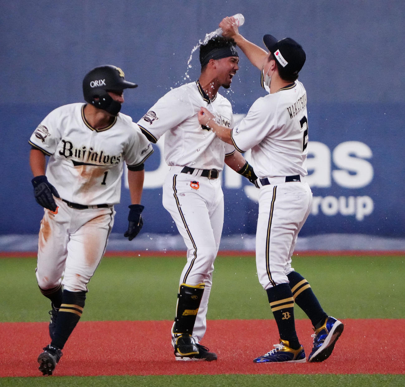 オリックス対ソフトバンク　10回裏オリックス2死満塁、サヨナラ打を放ち祝福を受ける宗（中央）（撮影・清水貴仁）