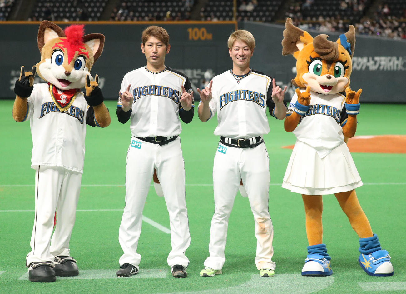 日本ハム対ロッテ　笑顔で記念撮影に応じる加藤（左）と松本剛（撮影・佐藤翔太）
