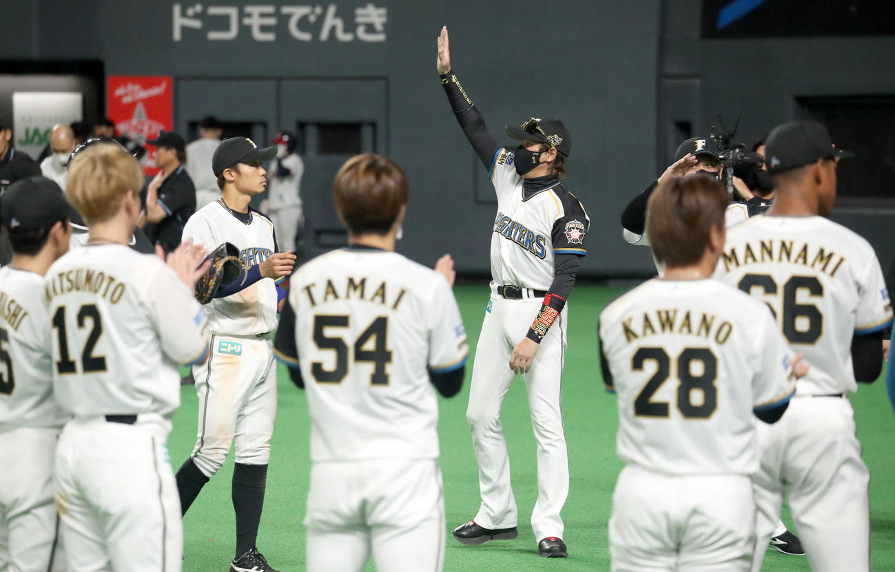 日本ハム対ロッテ　試合終了後、スタンド応援席のファンに手を振る新庄監督（撮影・佐藤翔太）