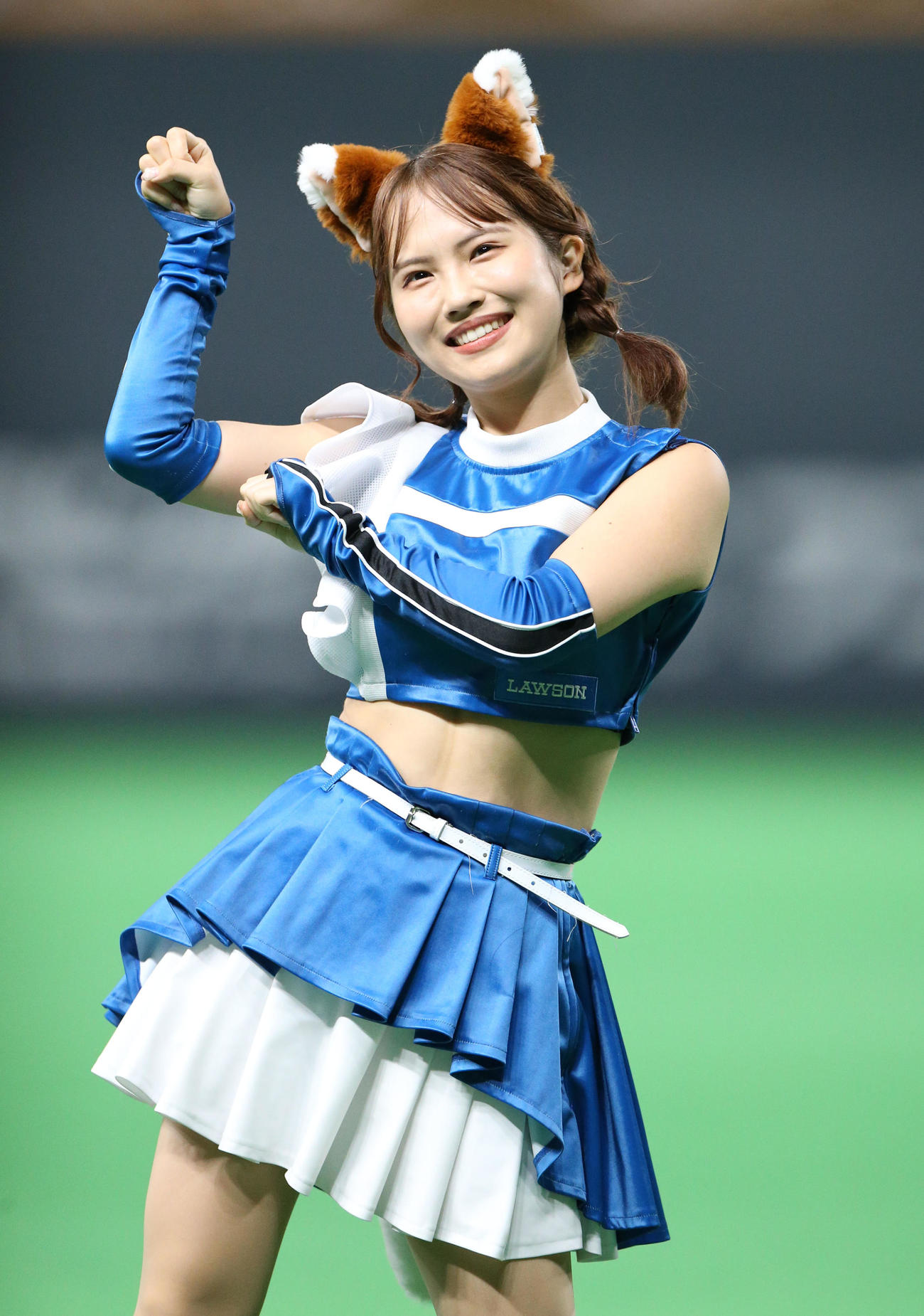 日本ハム対ロッテ　「きつねダンス」を踊るファイターズガール（撮影・佐藤翔太）
