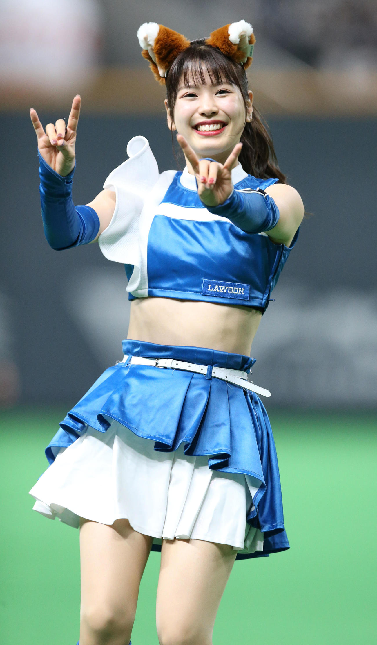 日本ハム対ロッテ　「きつねダンス」を踊るファイターズガール（撮影・佐藤翔太）