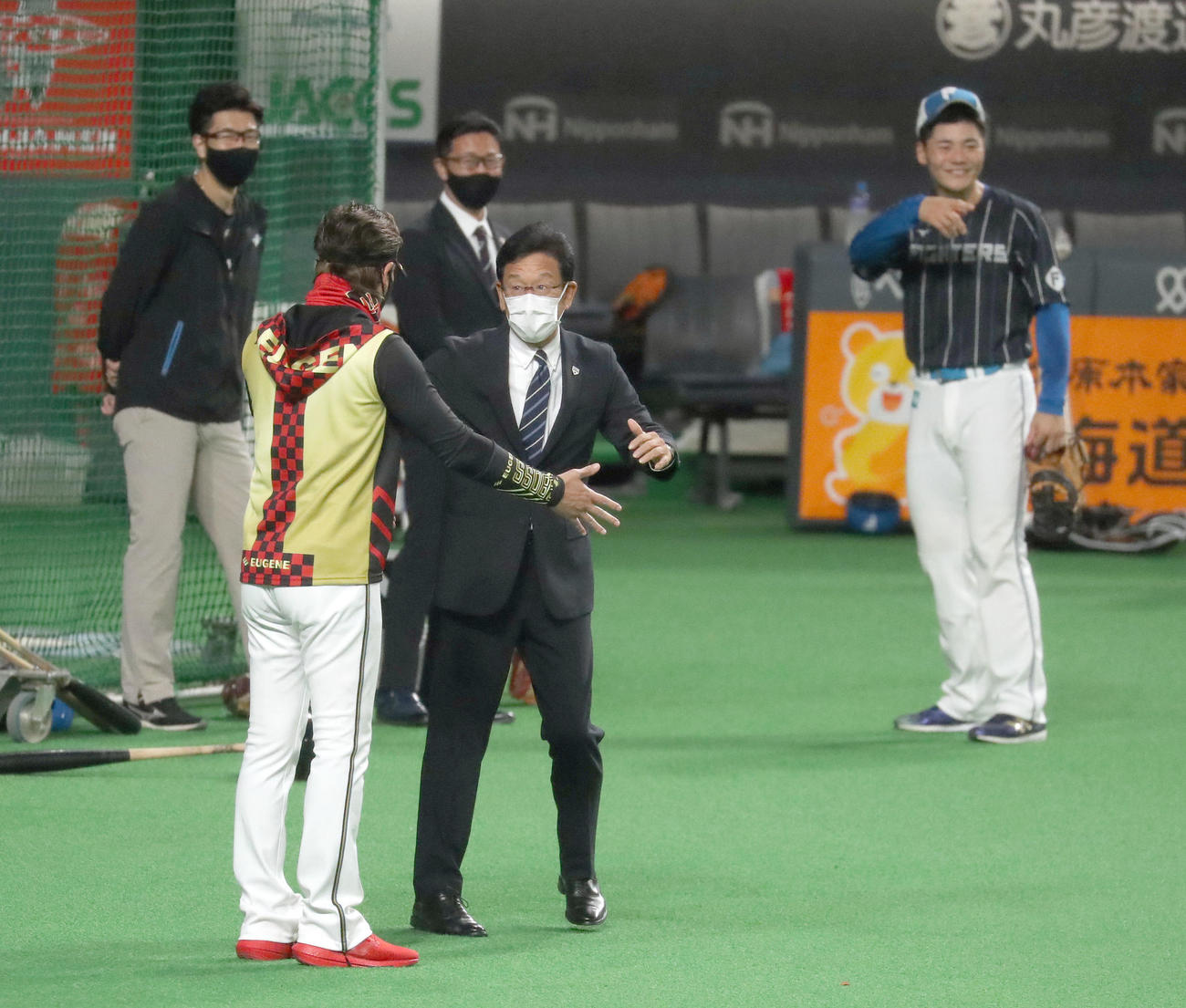 日本ハム対ロッテ　試合前、会話をする新庄監督（左手前）と侍ジャパン栗山監督。右後方は清宮（撮影・佐藤翔太）