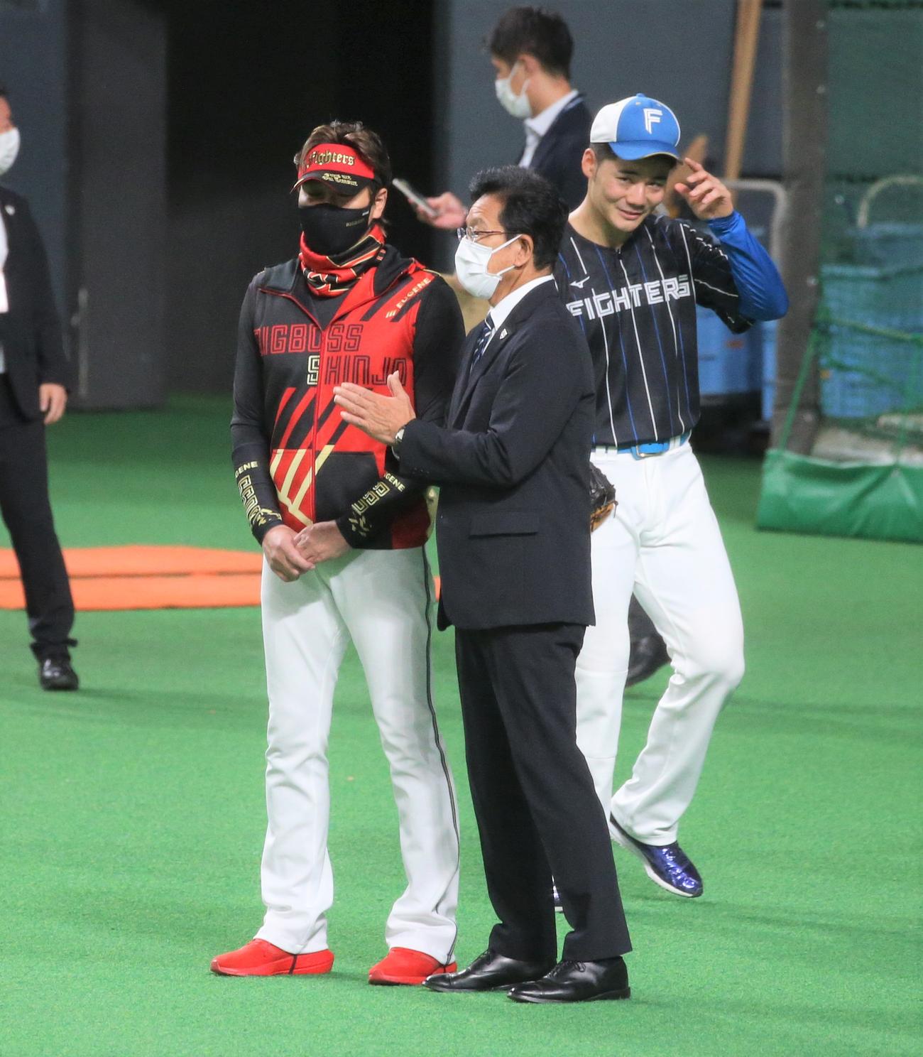 日本ハム対ロッテ　新庄監督（左）と話す侍ジャパン栗山監督（撮影・黒川智章）