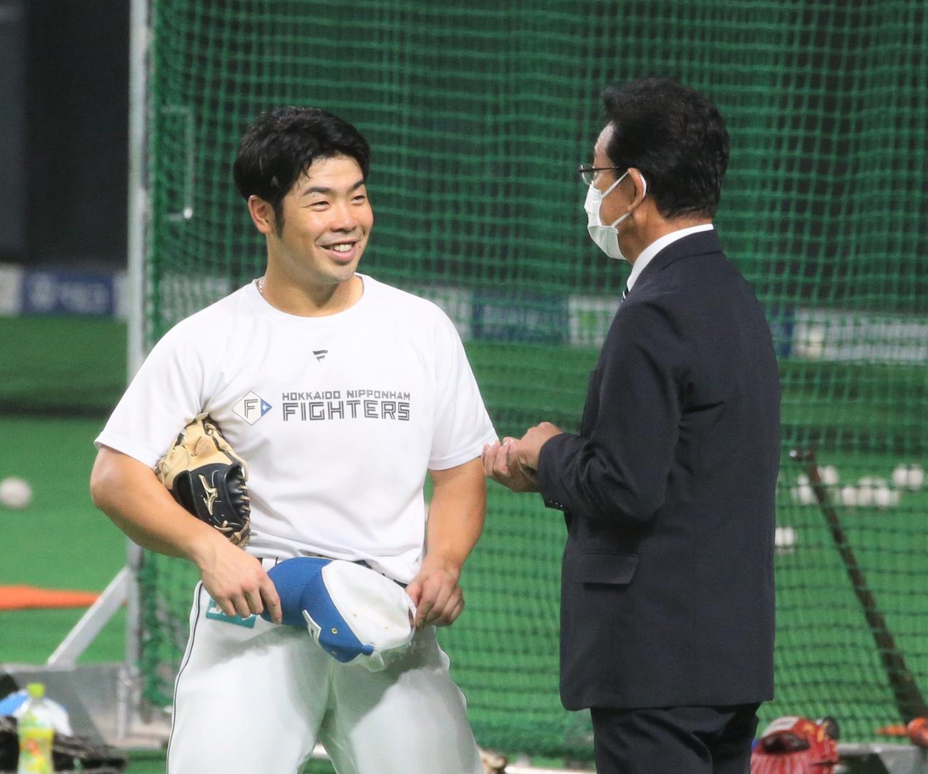 日本ハム対ロッテ　近藤（左）と話す侍ジャパン栗山監督（撮影・黒川智章）