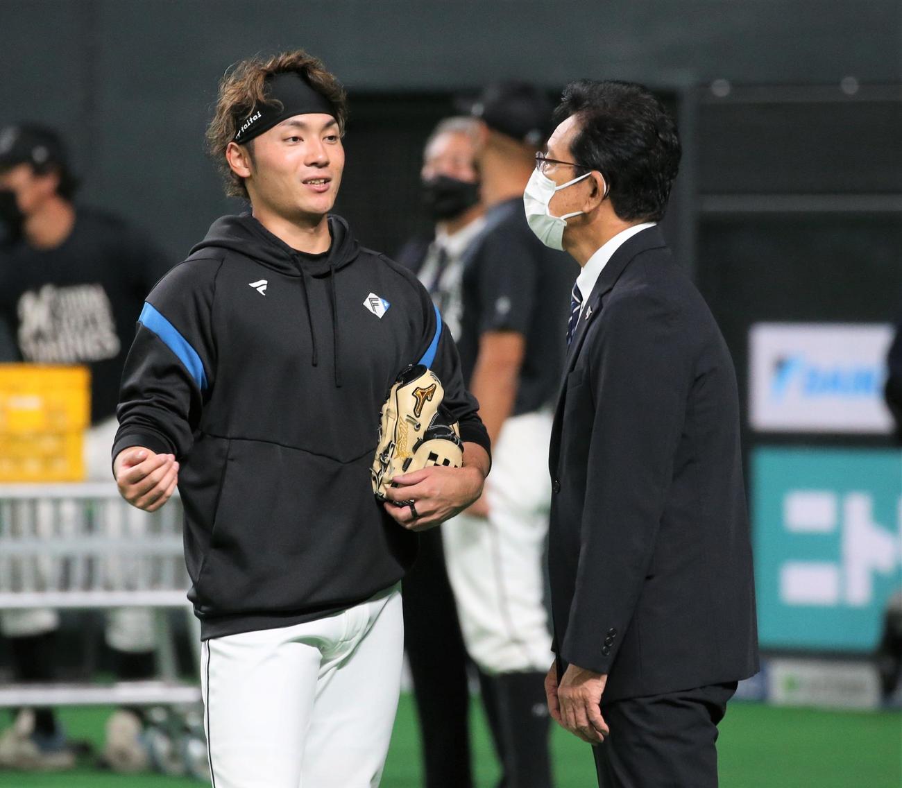 日本ハム対ロッテ　伊藤（左）と話す侍ジャパン栗山監督（撮影・黒川智章）