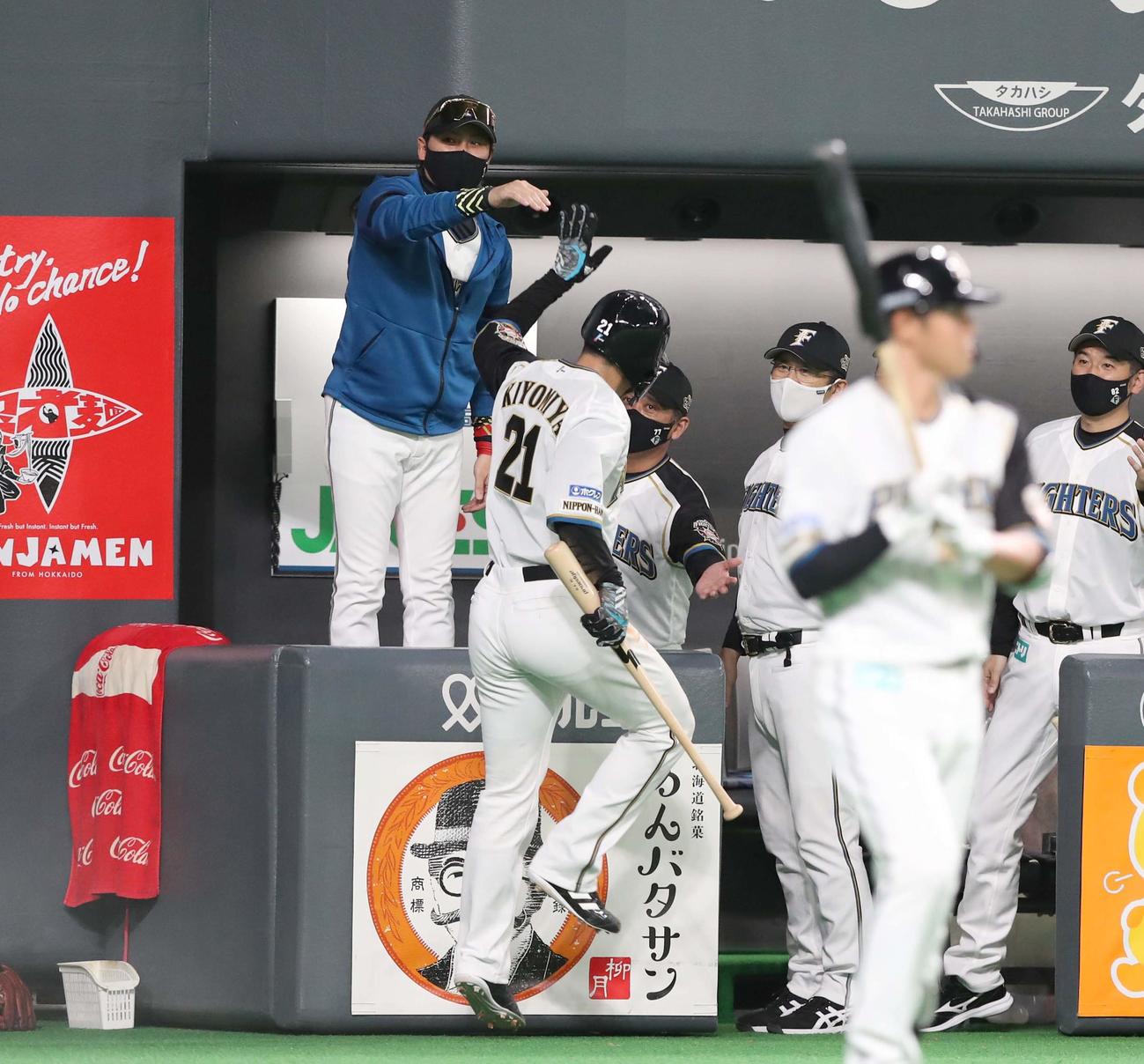 日本ハム対ロッテ　1回裏、生還した清宮を出迎える新庄監督（撮影・黒川智章）