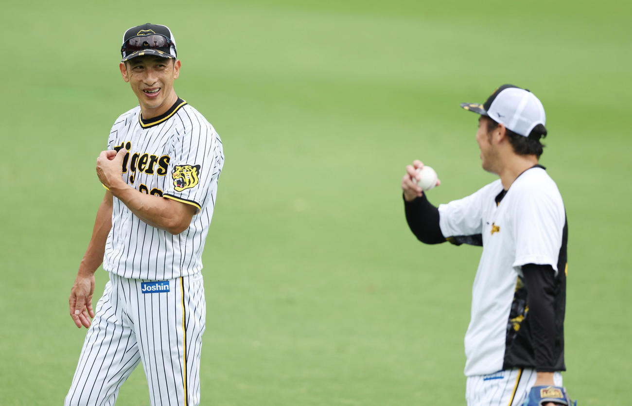 キャッチボールする阪神青柳（右）と言葉を交わす矢野監督（撮影・前田充）