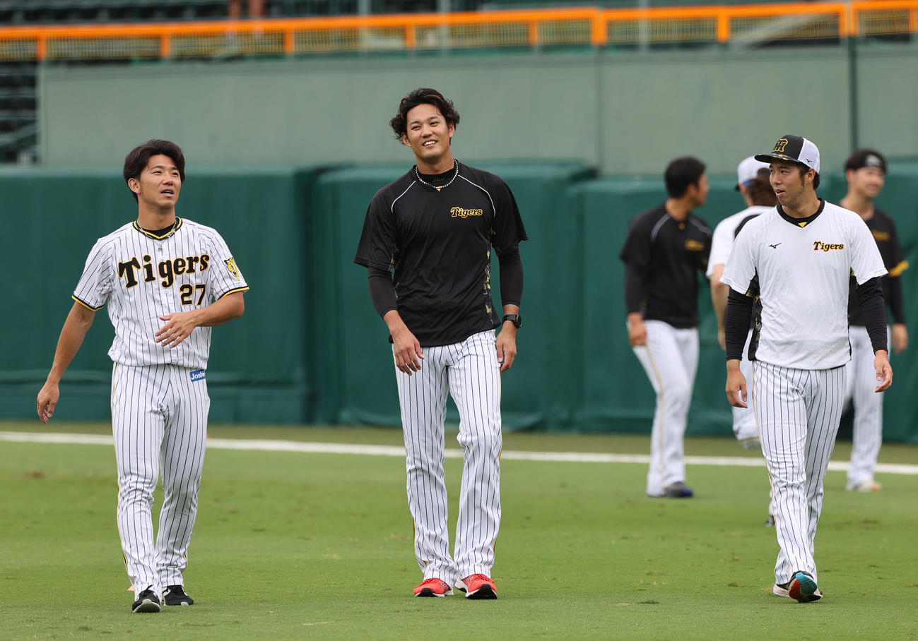 外野をウォーキングする、左から伊藤将、藤浪、青柳（撮影・上山淳一）