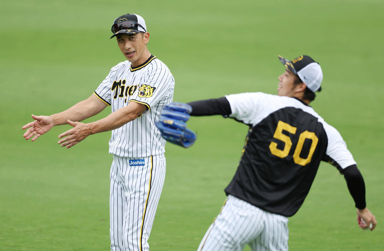 キャッチボールする阪神青柳（右）に声をかける矢野監督（撮影・前田充）