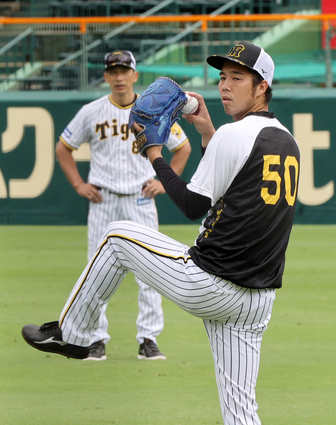 阪神矢野監督を後にキャッチボールする阪神青柳（撮影・上山淳一）