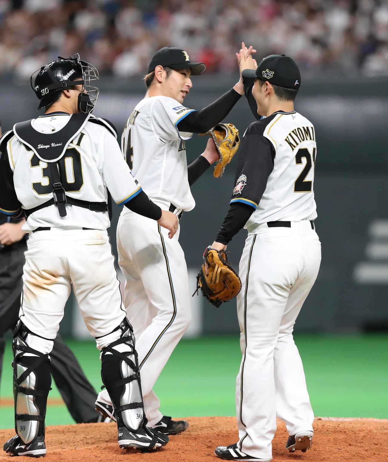 日本ハム対ロッテ　完封勝利し清宮とハイタッチする加藤（撮影・黒川智章）