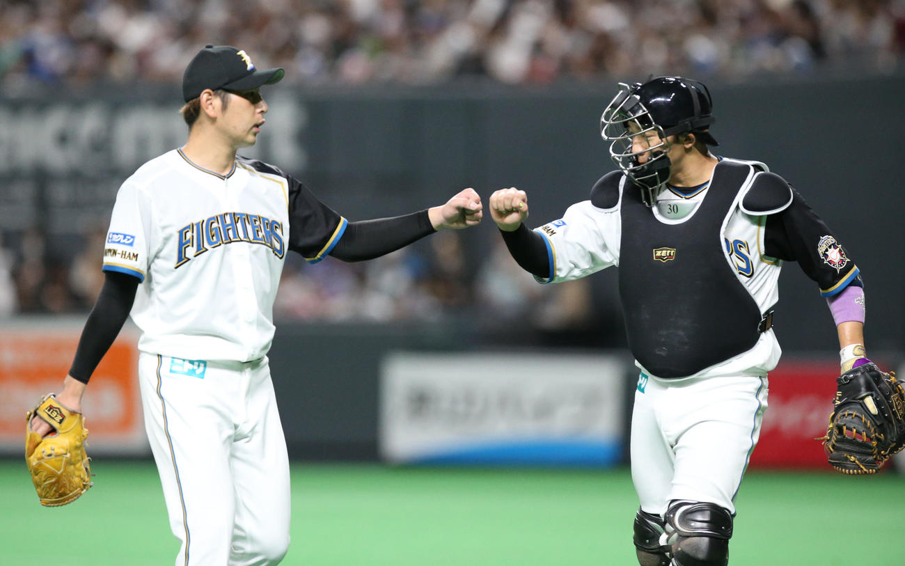 日本ハム対ロッテ　3回表を無失点に抑えグータッチを交わす加藤（左）と宇佐見（撮影・佐藤翔太）
