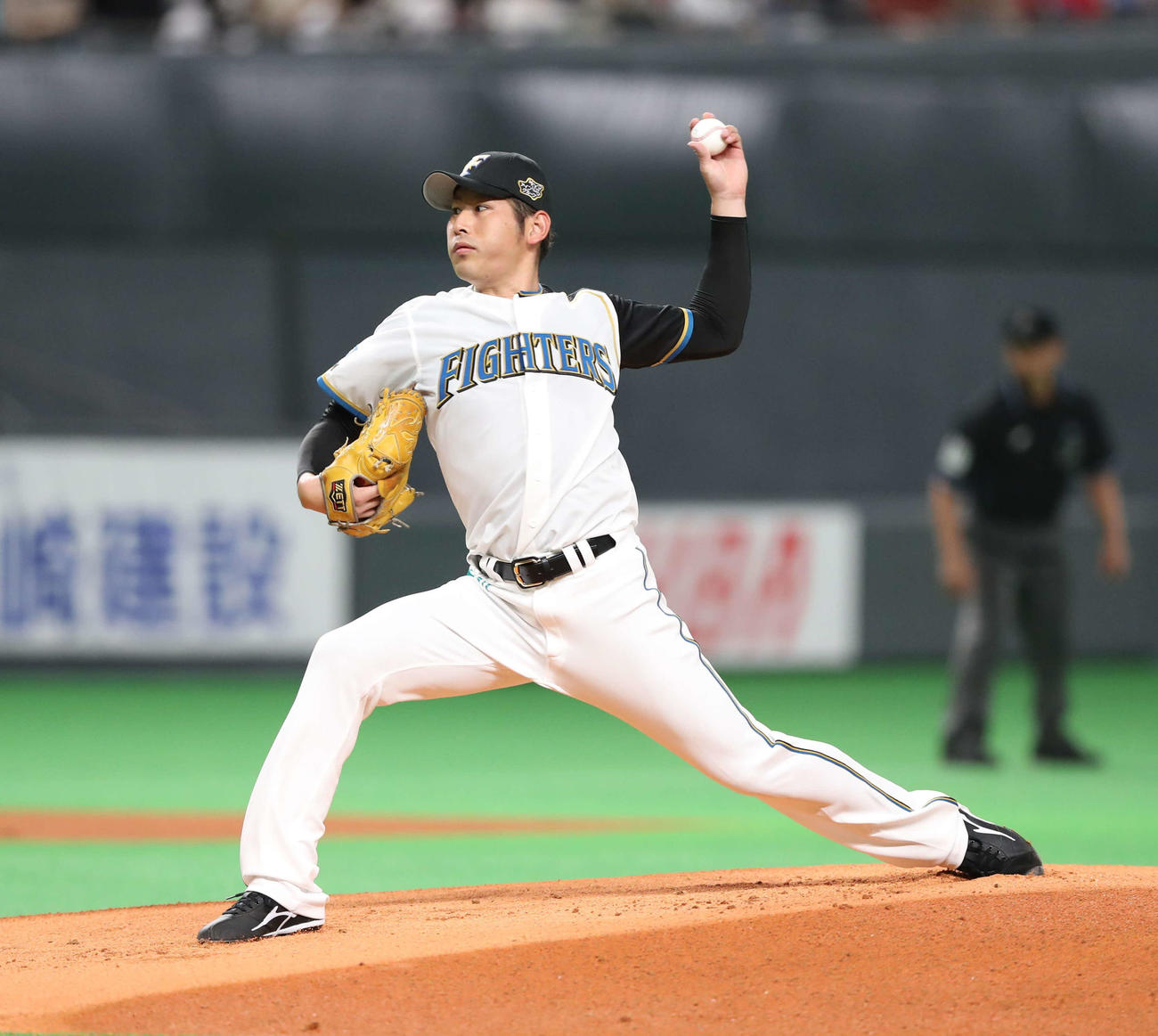 日本ハム対ロッテ　日本ハム先発の加藤（撮影・黒川智章）