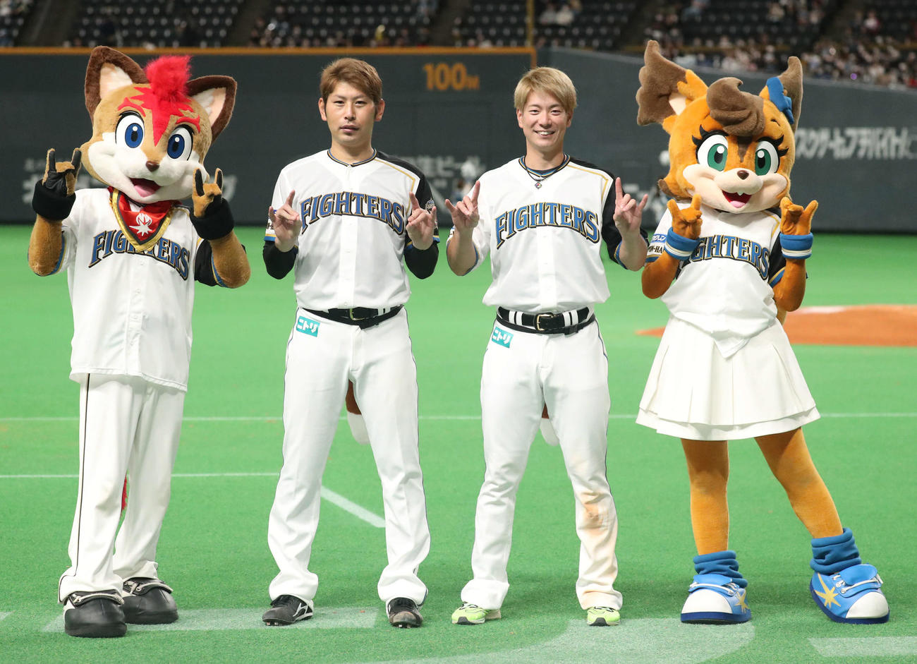 日本ハム対ロッテ　笑顔で記念撮影に応じる加藤（左）と松本剛（撮影・佐藤翔太）