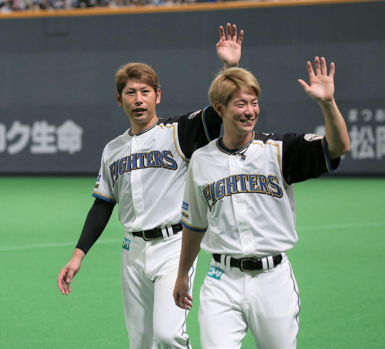 日本ハム対ロッテ　試合後、ファンに手を振る加藤（左）と松本剛（撮影・黒川智章）