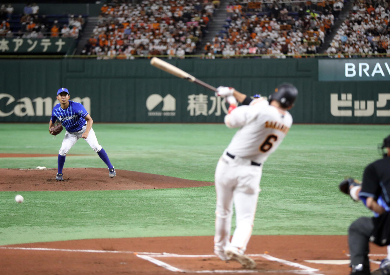 巨人対DeNA 1回裏巨人1死、坂本を三ゴロに打ち取るDeNA先発の今永（撮影・狩俣裕三）