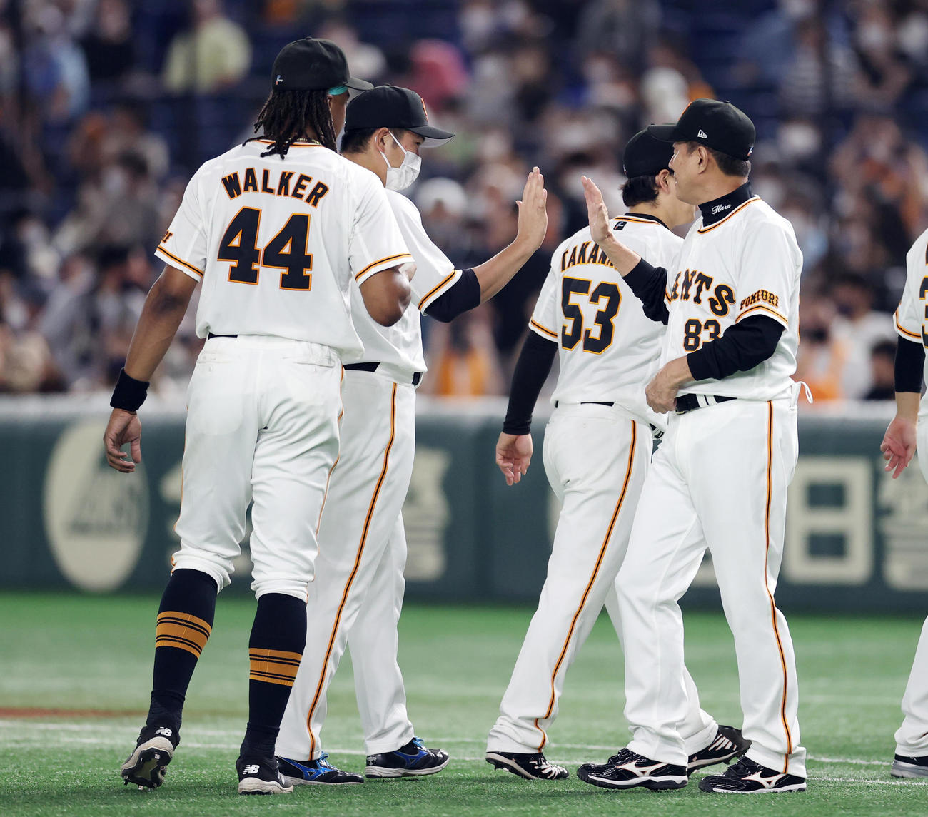 巨人対DeNA　試合後、菅野（中央）を迎える原監督（右）。左はウォーカー（撮影・狩俣裕三）