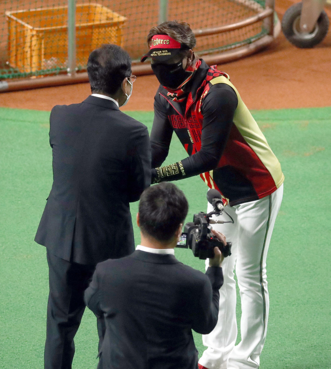 日本ハム対ロッテ　試合前、あいさつを交わす侍ジャパン栗山監督（左）と新庄監督（撮影・佐藤翔太）