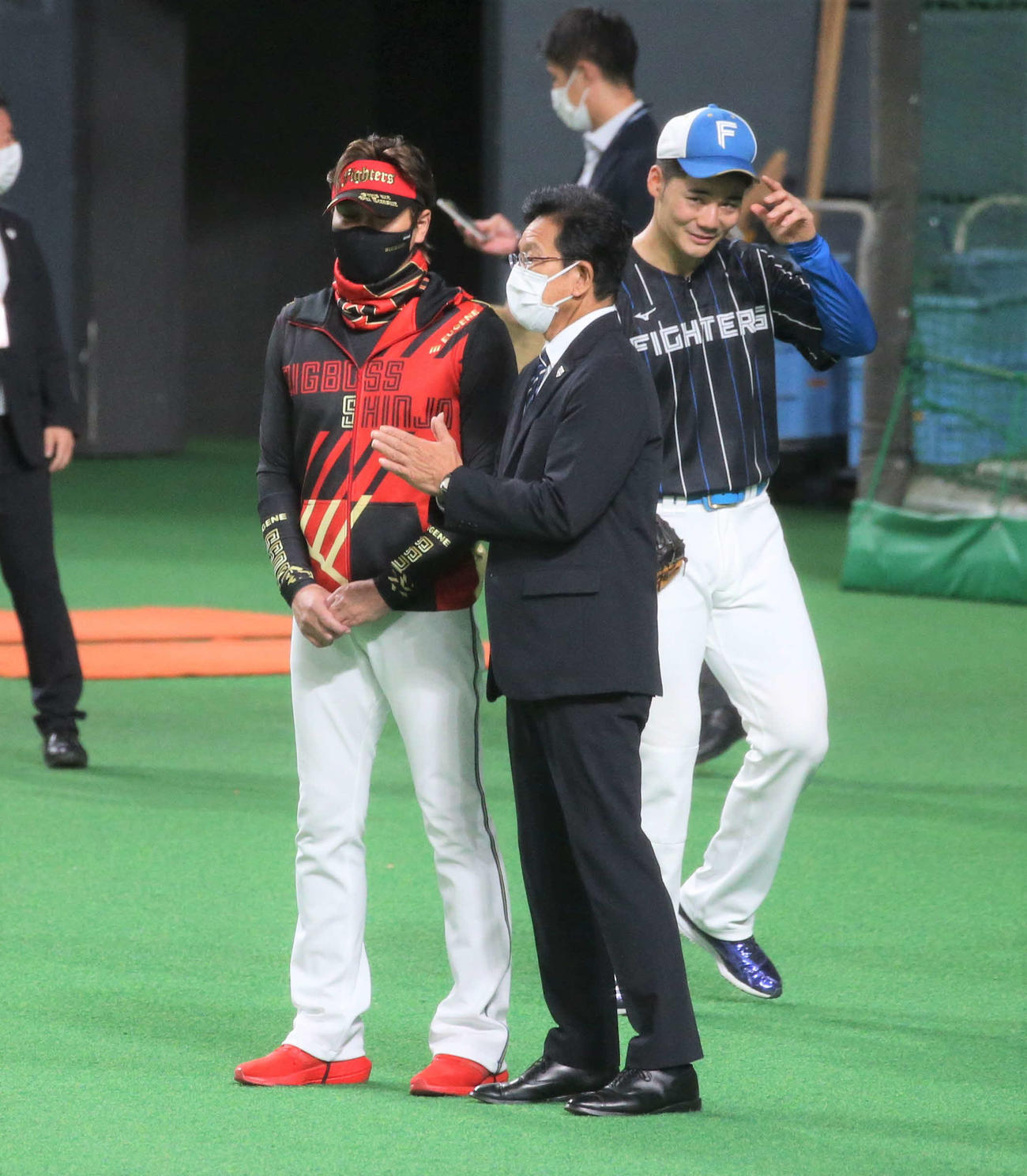 日本ハム対ロッテ　新庄監督（左）と話す侍ジャパン栗山監督（撮影・黒川智章）
