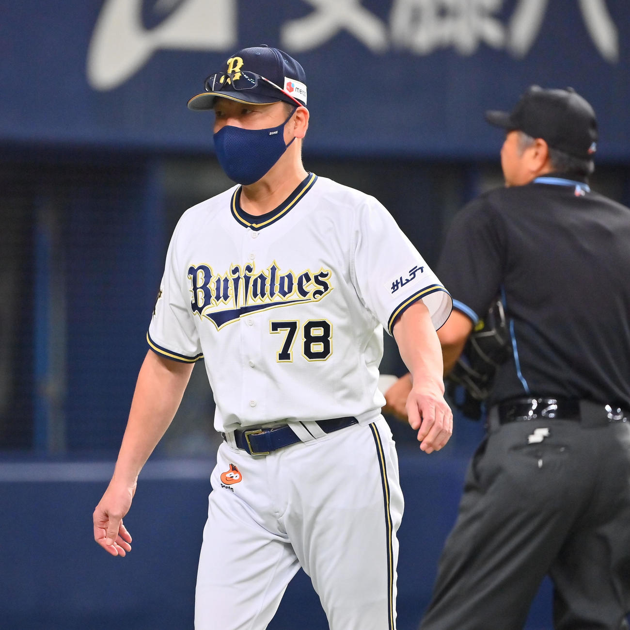 オリックス対ソフトバンク　6回途中、先発田嶋の降板を告げる中嶋監督（撮影・和賀正仁）
