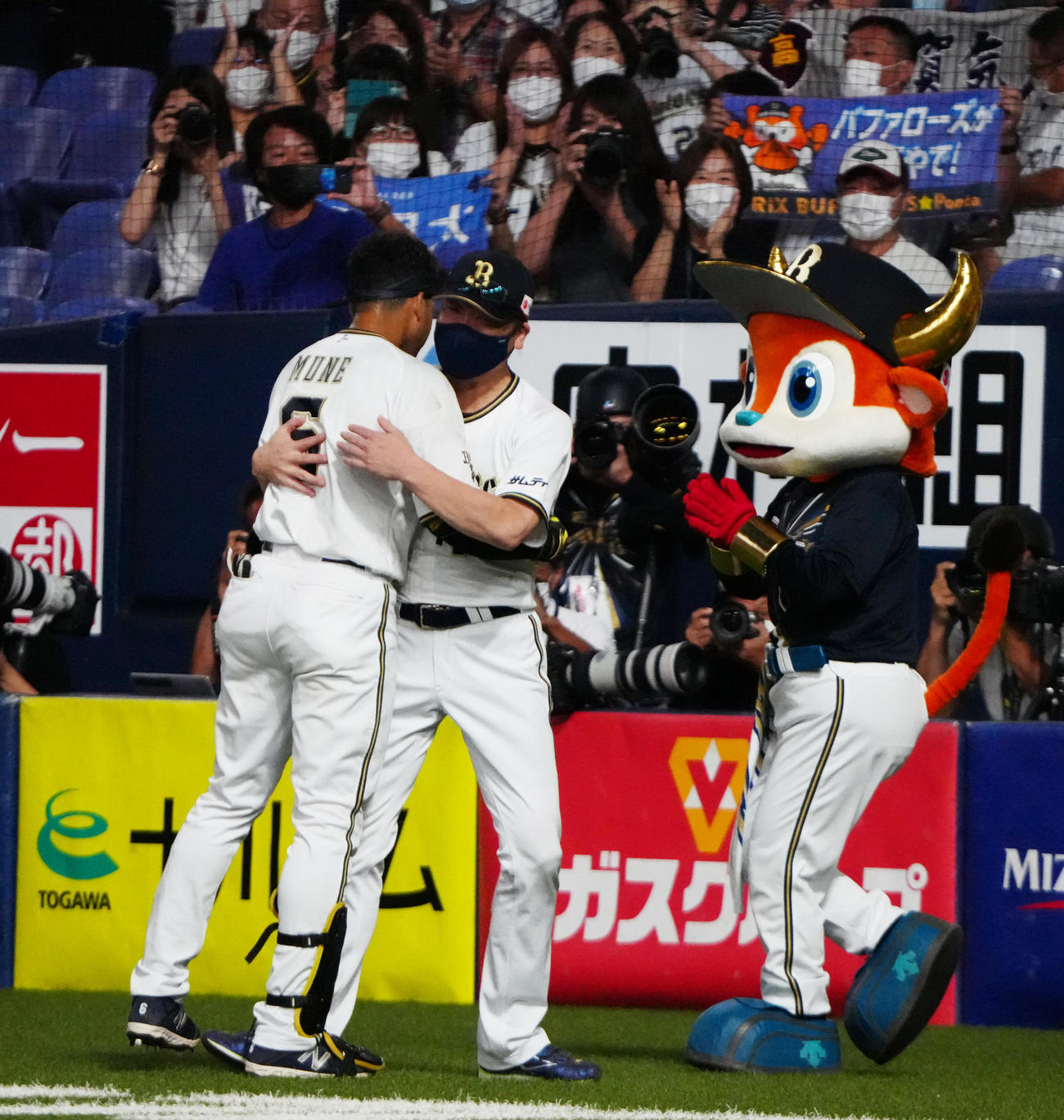 オリックス対ソフトバンク　10回裏オリックス2死満塁、サヨナラ打の宗（左）と抱き合う中嶋監督（撮影・清水貴仁）