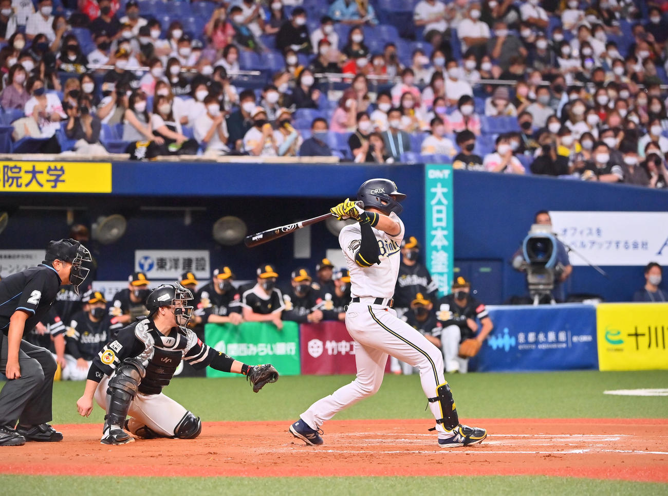 オリックス対ソフトバンク　10回裏オリックス2死満塁、中前にサヨナラ適時打を放つ宗（撮影・和賀正仁）